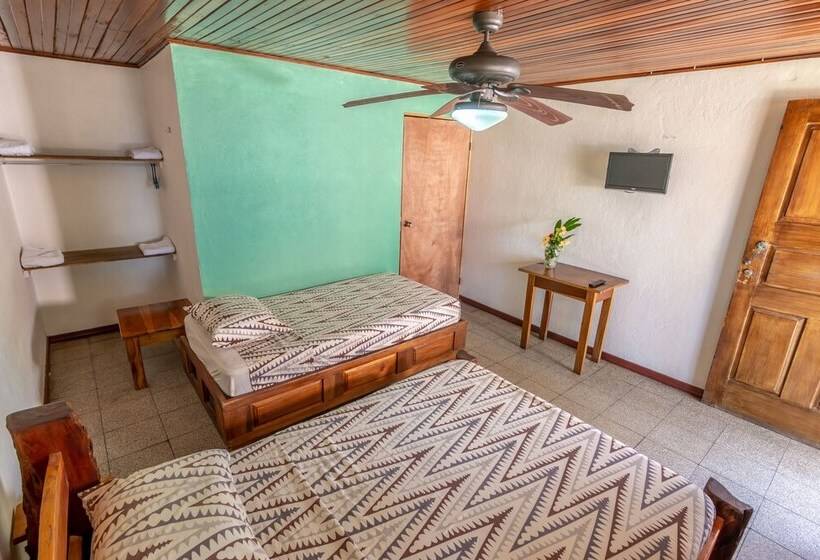 Economy Triple Room, Cabinas Arrecife