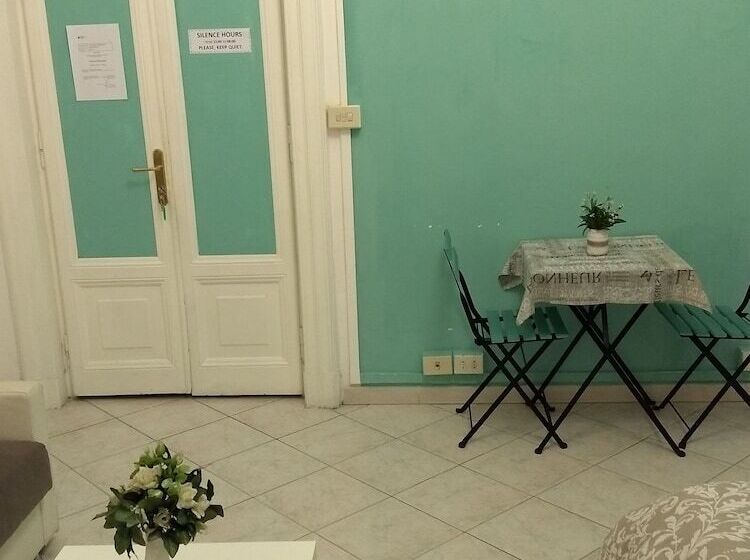 اتاق چهار تخته با دستشویی مشترک, Amoraroma