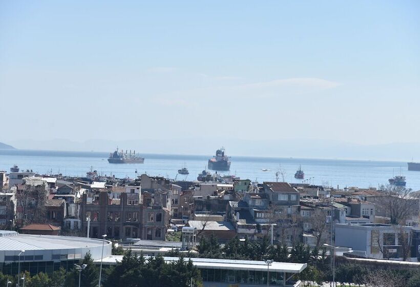 اتاق لوکس با چشم‌انداز دریا, Fuar