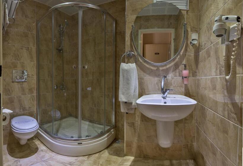 اتاق استاندارد سه نفره, Fuar