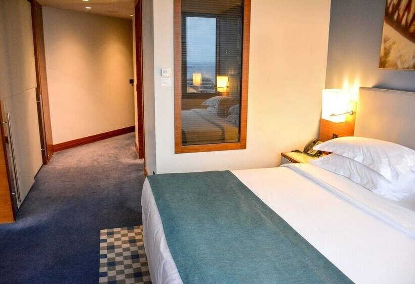 اتاق سوپریور با چشم‌انداز دریا, Sheraton Istanbul Ataköy