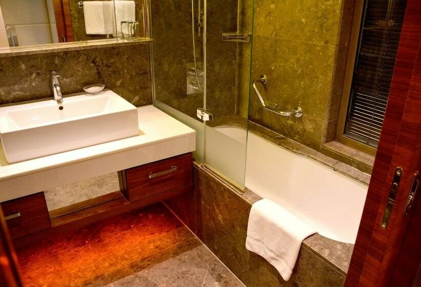 اتاق سوپریور با چشم‌انداز دریا, Sheraton Istanbul Ataköy