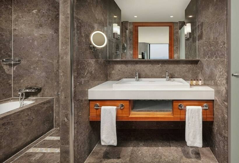 اتاق پرمیوم با چشم‌انداز دریا, Sheraton Istanbul Ataköy