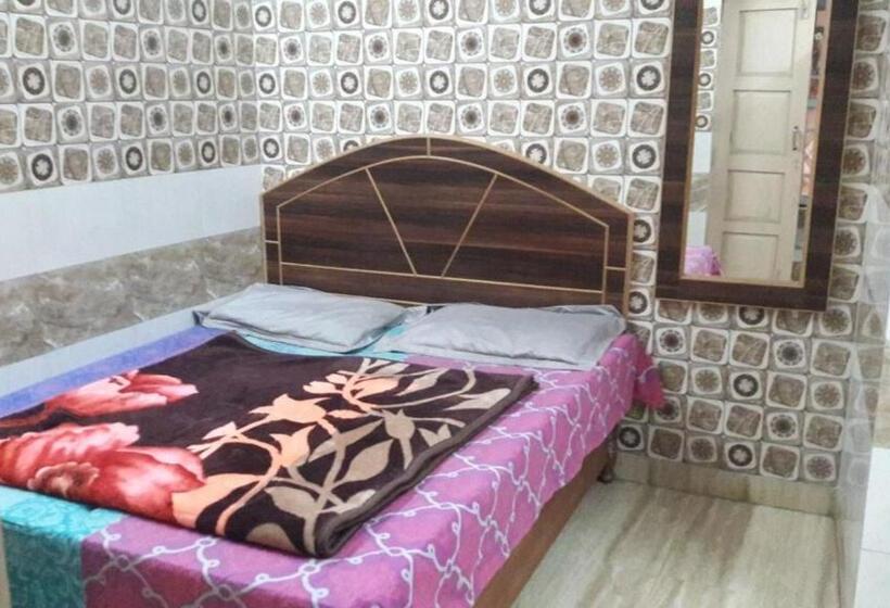 اتاق لوکس با تخت بزرگ, Sai Kripa Guest House