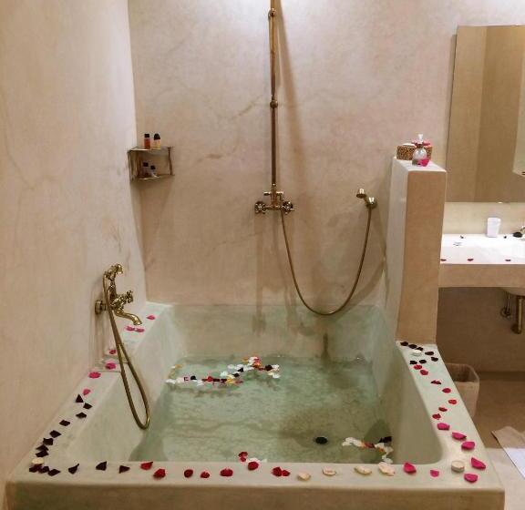سوئیت با تخت بزرگ, Riad Azahar