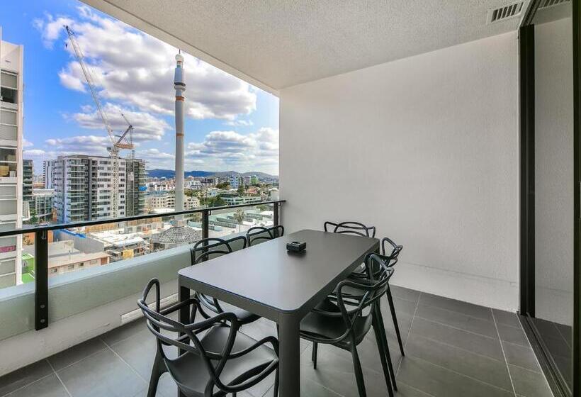 2 Bedrooms Apartment Mountain View, Opera Apartments South Brisbane
