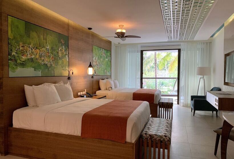 Junior Suite Queen Bed, Amira