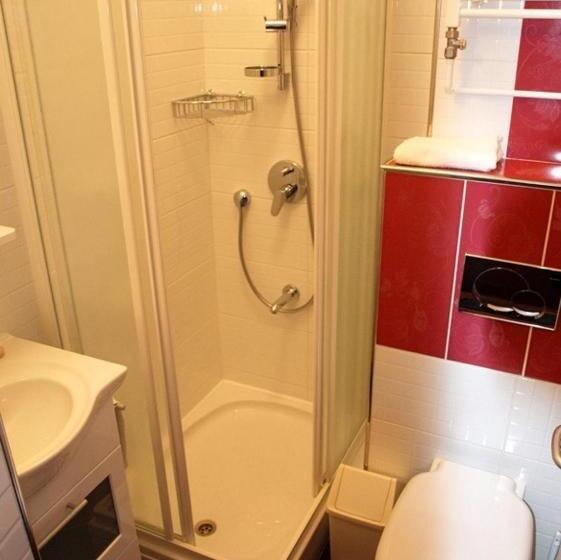 استودیوی استاندارد, Ana Guest House