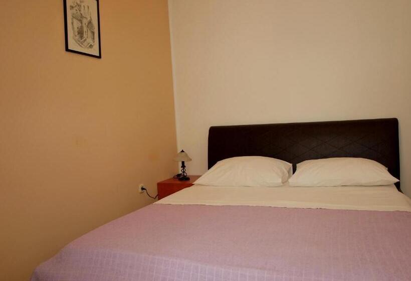 استودیوی استاندارد, Ana Guest House