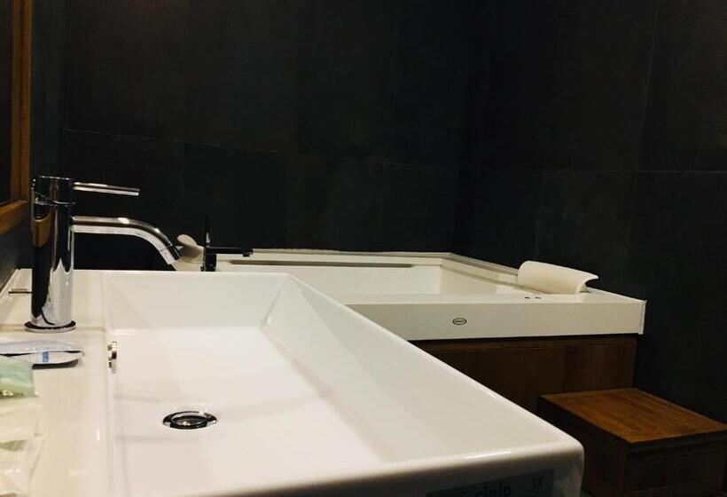 اتاق لوکس با وان آب گرم, B&b Fiumara