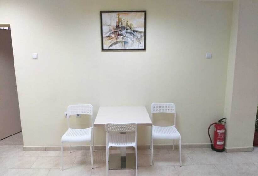 تختخواب در اتاق مشترک, Happy Hostel