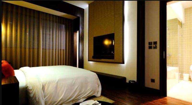 اتاق استاندارد با چشم‌انداز استخر, Virgin Hotels Dallas