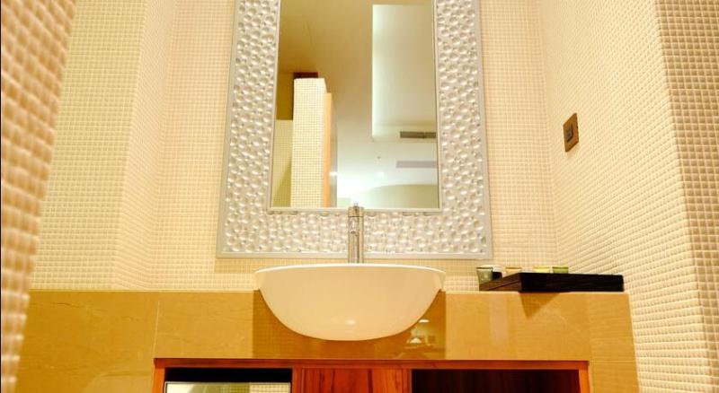 اتاق استاندارد با چشم‌انداز استخر, Virgin Hotels Dallas