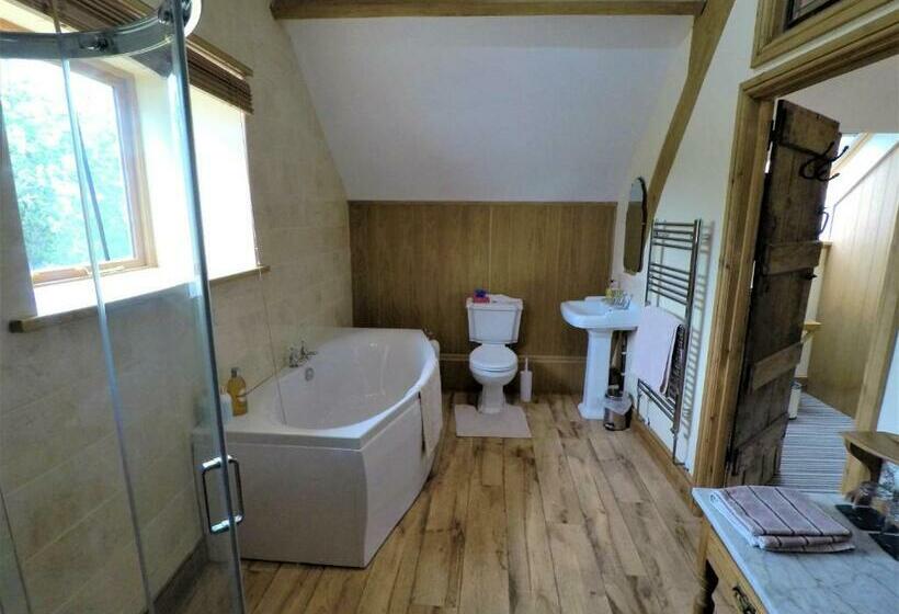 Deluxe Suite King Bed, Broome Farm