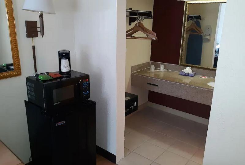 스위트, Budgetel Inn   Phenix City