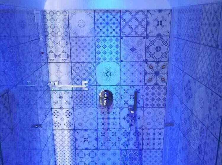 اتاق راحتی سه تخته, Torre Elisea