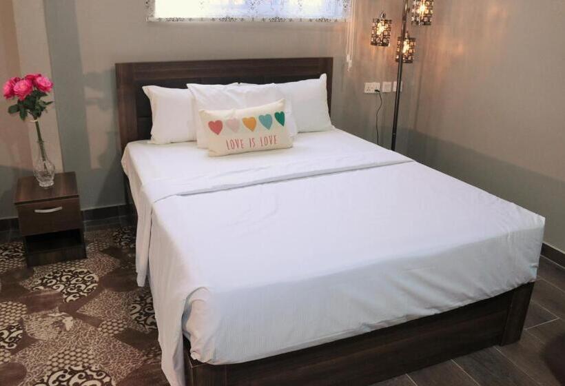 سوییت خانوادگی, Lady M Guest House