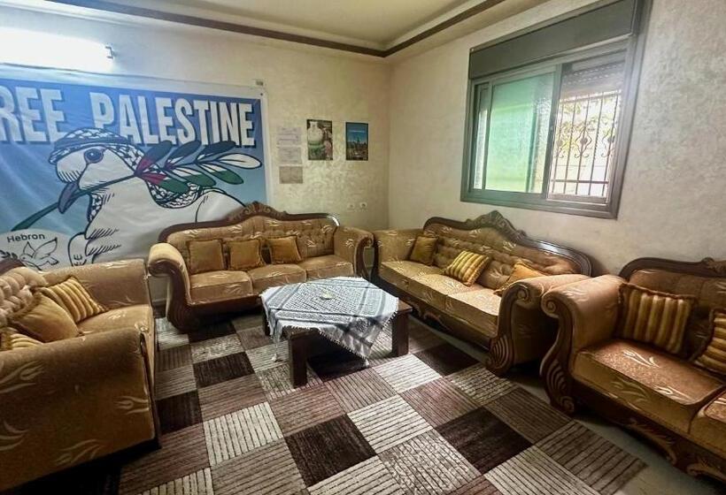 اتاق ساده سه‌ نفره, Hebron Hope Guesthouse