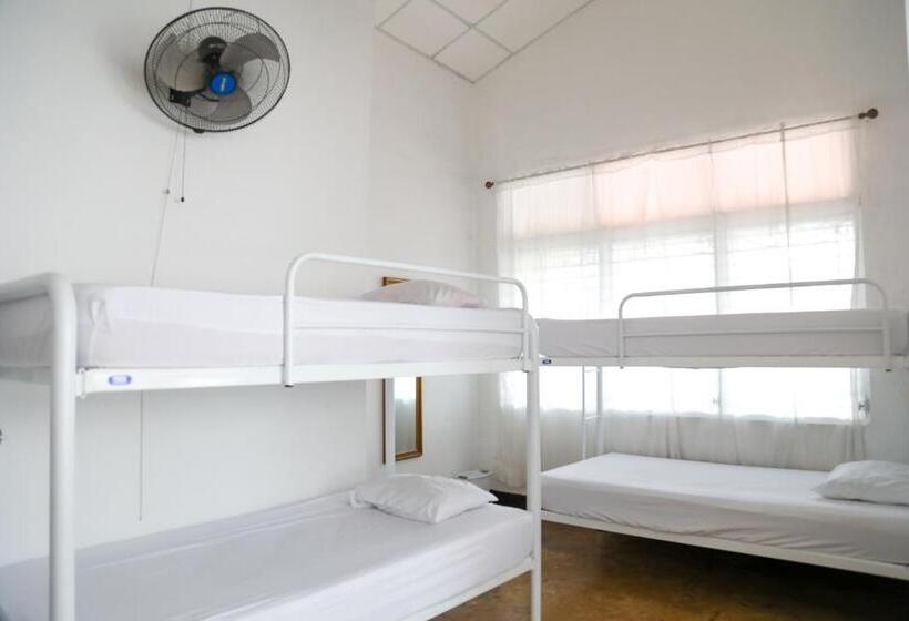 سرير فى غرفة مشتركه, Hostal Villa Grande