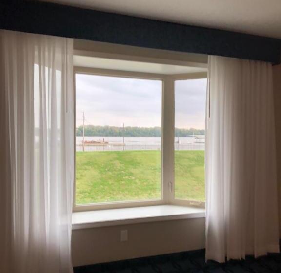 스위트 킹사이즈 침대, Riverside Inn Hannibal