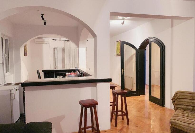 اتاق استاندارد با سرویس بهداشتی مشترک, Hostel Holiday Cetinje