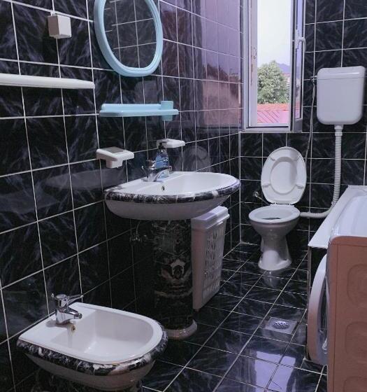 اتاق استاندارد سه تخته با سرویس بهداشتی مشترک, Hostel Holiday Cetinje