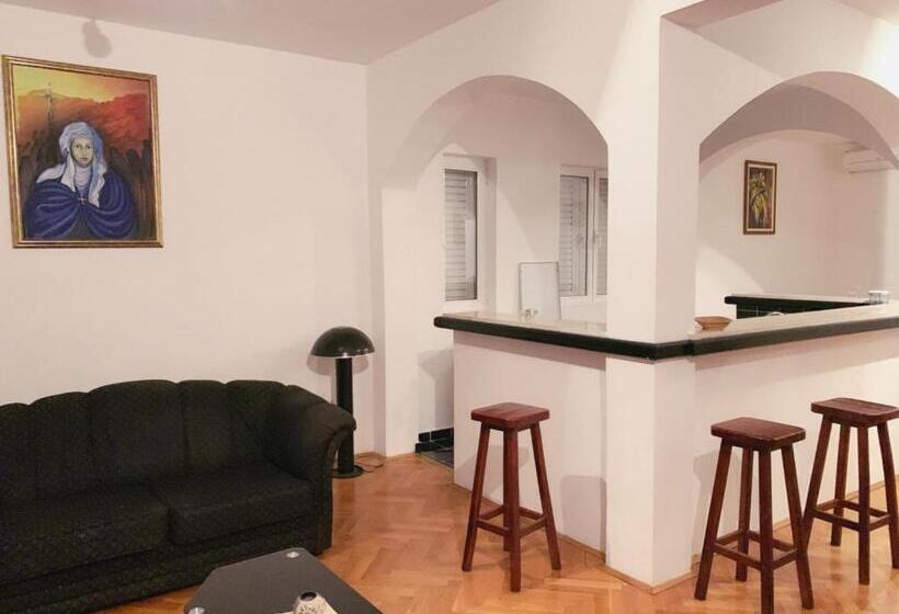اتاق استاندارد سه تخته با سرویس بهداشتی مشترک, Hostel Holiday Cetinje