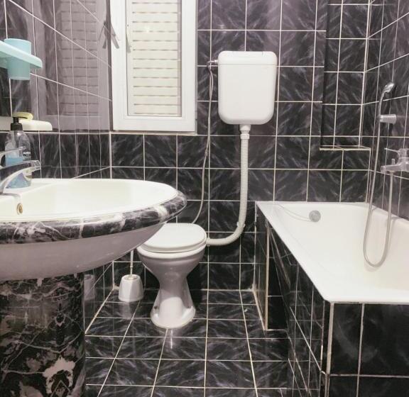 اتاق استاندارد سه تخته با سرویس بهداشتی مشترک, Hostel Holiday Cetinje