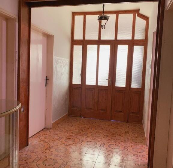 اتاق استاندارد سه تخته با سرویس بهداشتی مشترک, Hostel Holiday Cetinje