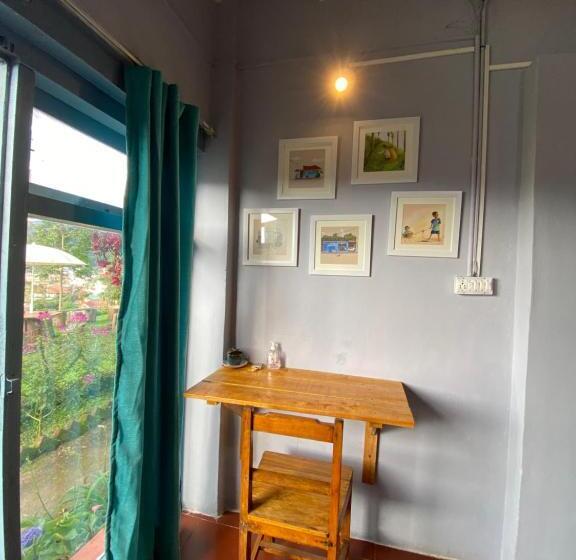 Номер Стандарт Вид на Сад, The Birdhouse Backpackers Hostel