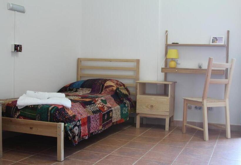 اتاق سه نفره دلوکس با چشم‌انداز دریا, Beteyà Hostel Don Bosco