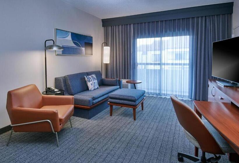 Люкс Кровать Кинг, Courtyard By Marriott Detroit Livonia