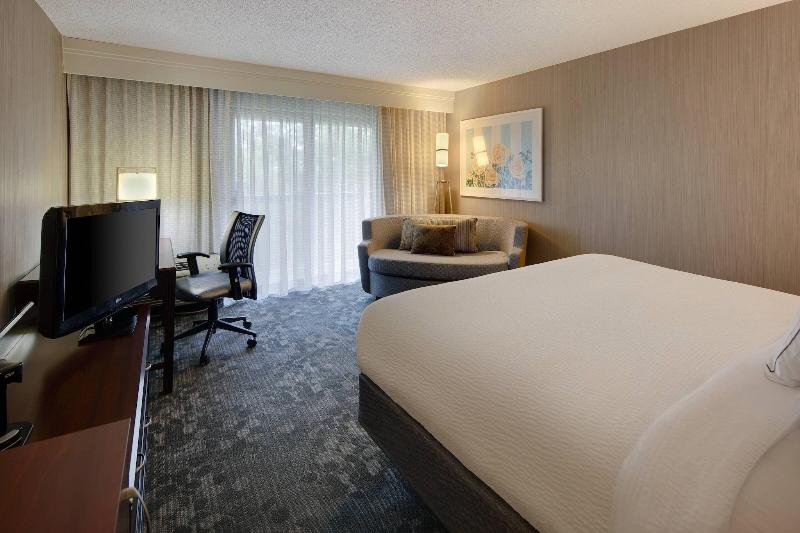 带大床的标准间, Courtyard Grand Rapids Airport