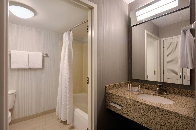 带大床的标准间, Courtyard Grand Rapids Airport