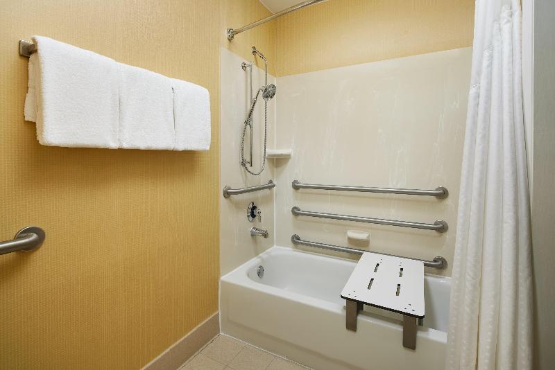 Номер Стандарт Кровать Кинг Адаптированный для Инвалидов, Holiday Inn Express Tifton, An Ihg