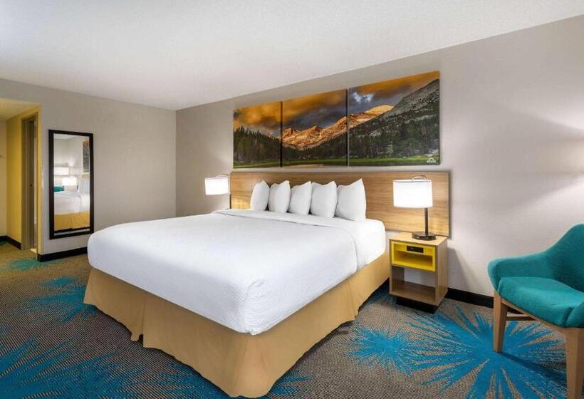 חדר סטנדרט עם מיטת קינג, Days Inn & Suites By Wyndham Denver International Airport