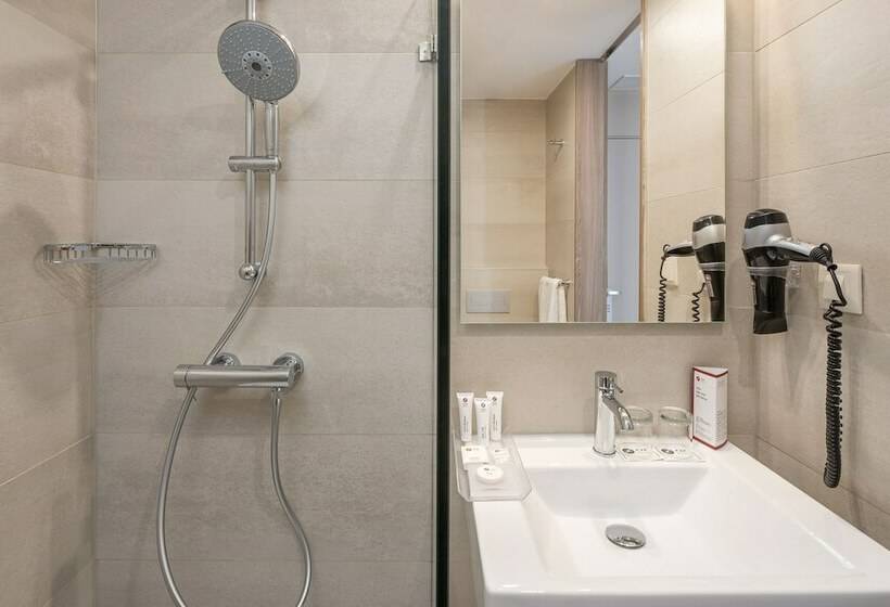 Quarto Estandar, Exe Saldanha