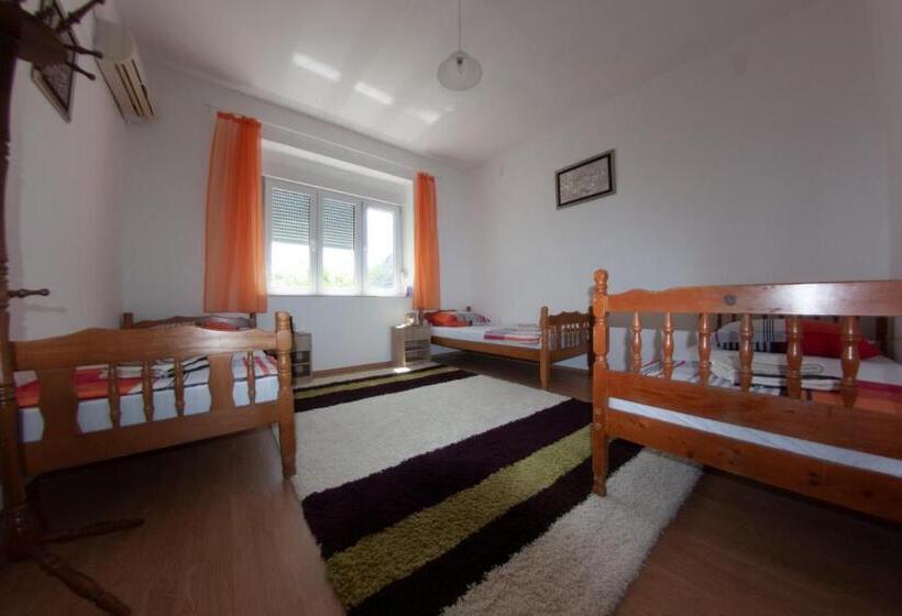 اتاق استاندارد سه تخته با بالکن, Hostel  Sema