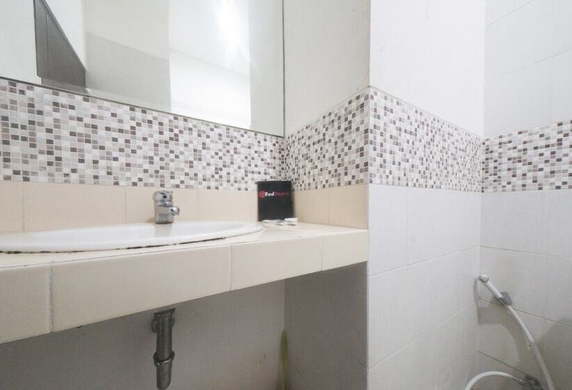 Номер Стандарт, Reddoorz Plus Near Green Pramuka Square Mall