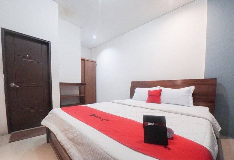 Номер Стандарт, Reddoorz Plus Near Green Pramuka Square Mall