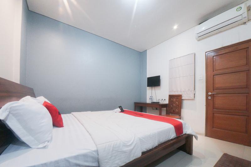 Номер Стандарт, Reddoorz Plus Near Green Pramuka Square Mall