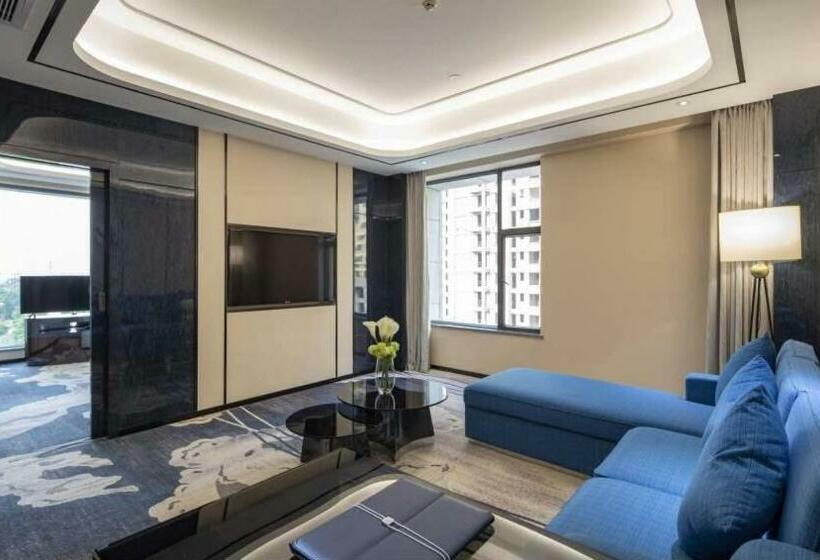 Люкс Кровать Кинг, Ramada By Wyndham Mengzi Suites