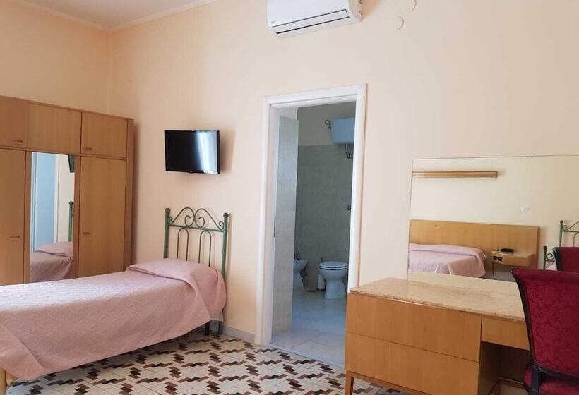 اتاق استاندارد سه نفره, Albergo Santa Teresa