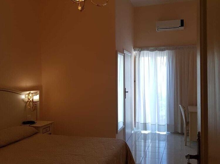 اتاق استاندارد سه نفره, Albergo Santa Teresa