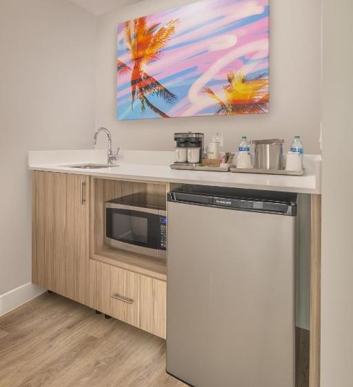 带大床的标准工作室, Radisson Resort Miami Beach