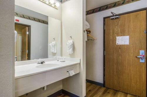 Номер Economy, Red Lion Inn & Suites Port Orchard