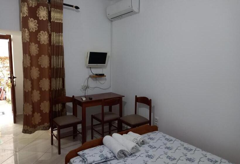 اتاق استاندارد سه نفره, Isufi Guest Houses
