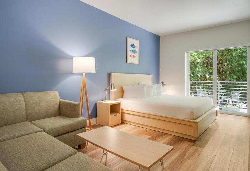스탠다드 스튜디오, Fisher Inn Resort & Marina