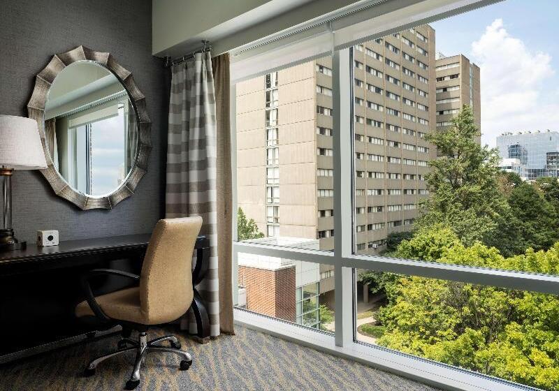 سوئیت جونیور با تخت بزرگ, The Inn At Penn, A Hilton