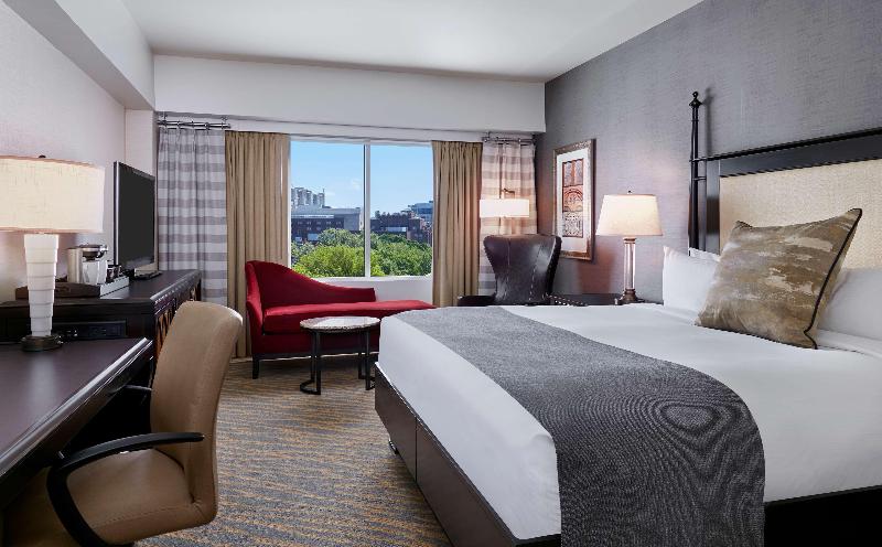 اتاق استاندارد با تخت بزرگ, The Inn At Penn, A Hilton